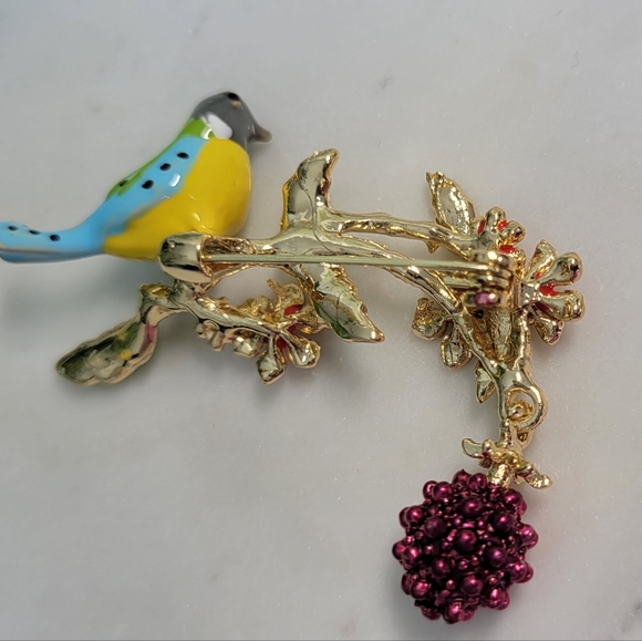 Cute Bird Brooch Bird with berries Pin Bird Brooch Gold Flowers Bird with ber… - Picture 6 of 15